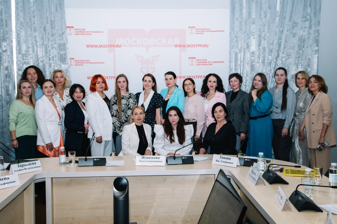 Групповая фотография участниц встречи